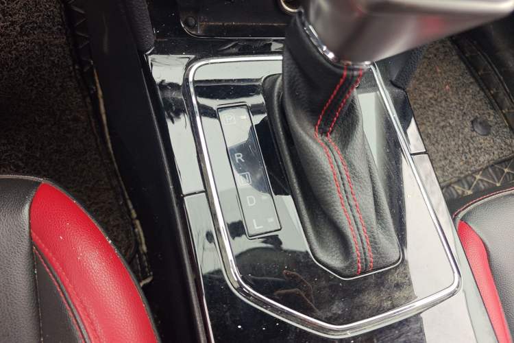 Used Venucia D60 2019 100 000 Honor 1.6L XL CVT Chenku Edition China V Standard Gear Lever