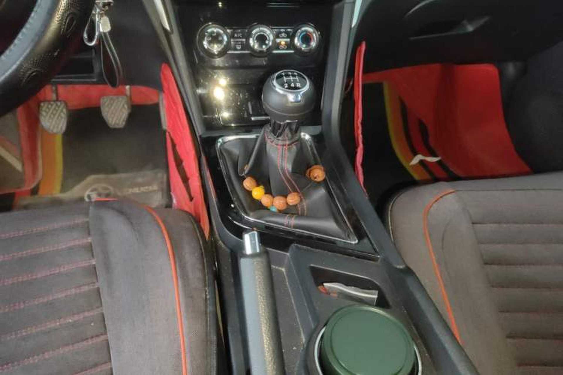 Used Venucia D60 2019 100 000 Glory 1.6L Entry Manual ChenShang Edition China VI Gear Lever