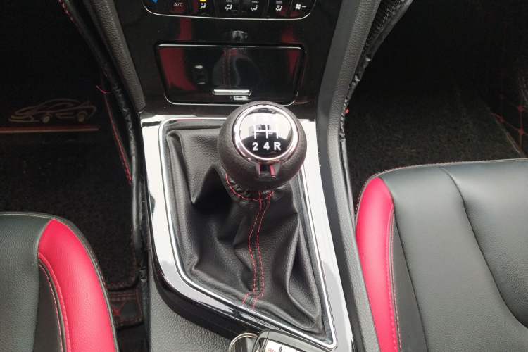 Used Venucia D60 2019 1.6L XL Manual SmartConnect Elite Edition Gear Lever