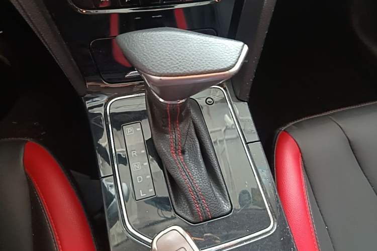 Used Venucia D60 2019 100 000 Honor 1.6L XL CVT Chenku Edition China V Standard Gear Lever