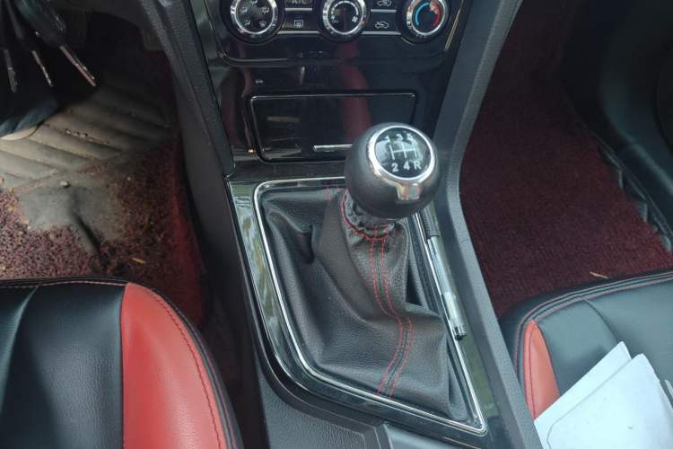Used Venucia D60 2019 100 000 Glory 1.6L Entry Manual ChenShang Edition China VI Gear Lever