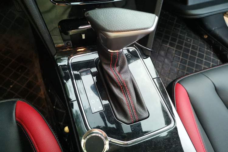 Used Venucia D60 2019 1.6L XL CVT Smart Connect Elite Edition Gear Lever