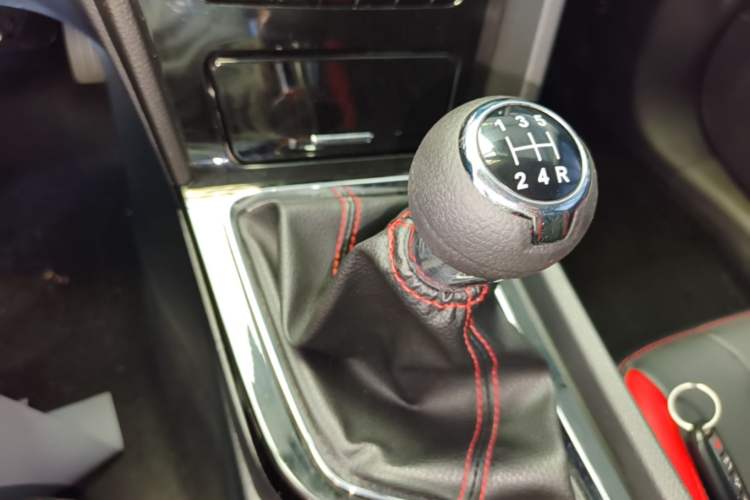 Used Venucia D60 2019 1.6L XL Manual SmartConnect Elite Edition Gear Lever