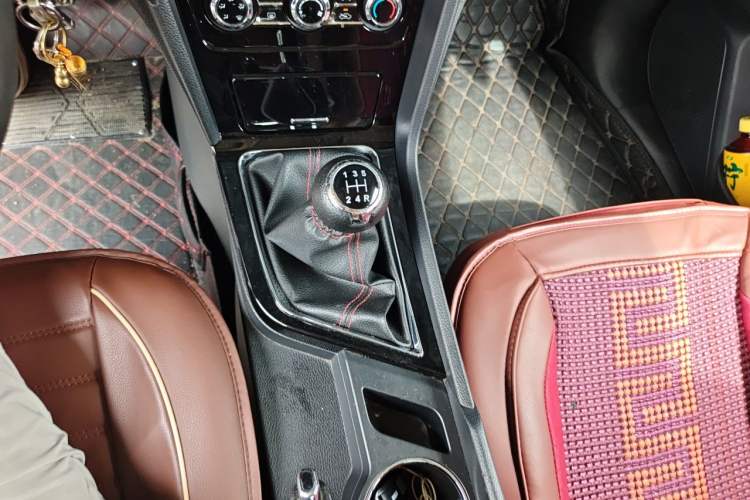 Used Venucia D60 2019 100 000-Yuan Glory 1.6L XE Manual – Chenxiang Edition China VI Gear Lever