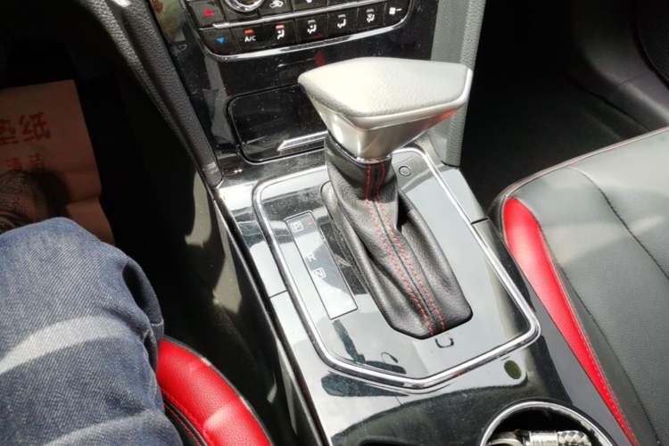 Used Venucia D60 2019 100 000 Honor 1.6L XL CVT Chenku Edition China VI Standard Gear Lever