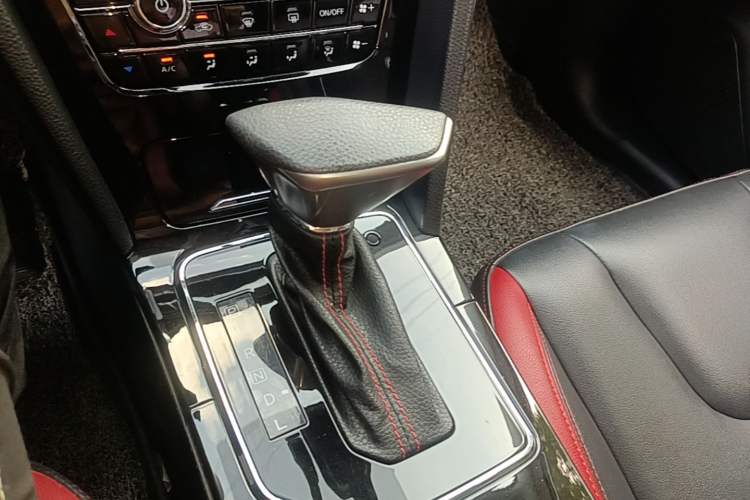Used Venucia D60 2019 100 000 Honor 1.6L XL CVT Chenku Edition China VI Standard Gear Lever