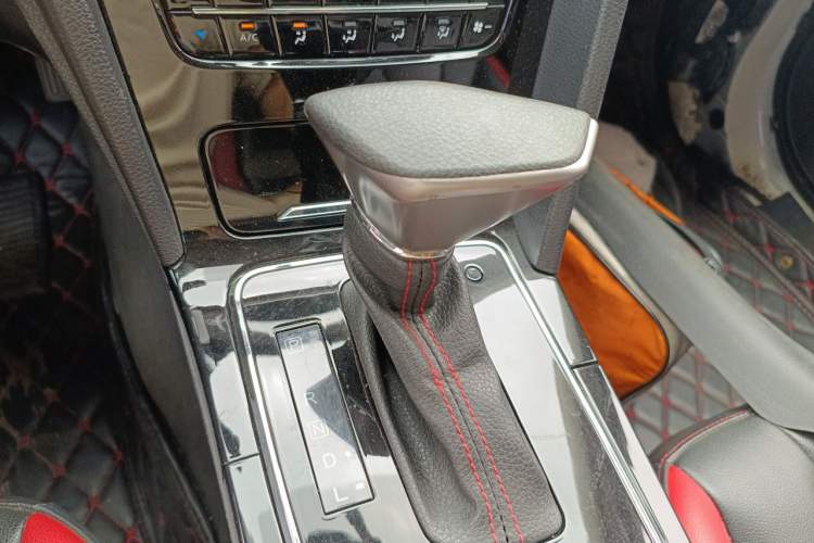 Used Venucia D60 2019 100 000 Honor 1.6L XL CVT Chenku Edition China VI Standard Gear Lever