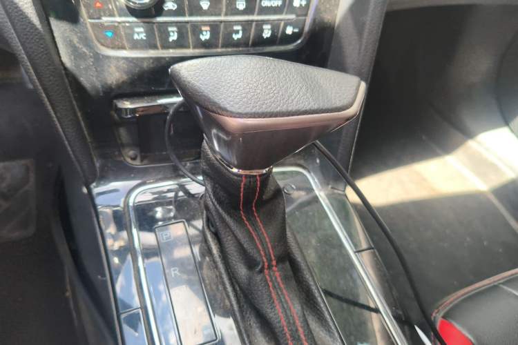 Used Venucia D60 2019 100 000 Honor 1.6L XL CVT Chenku Edition China VI Standard Gear Lever