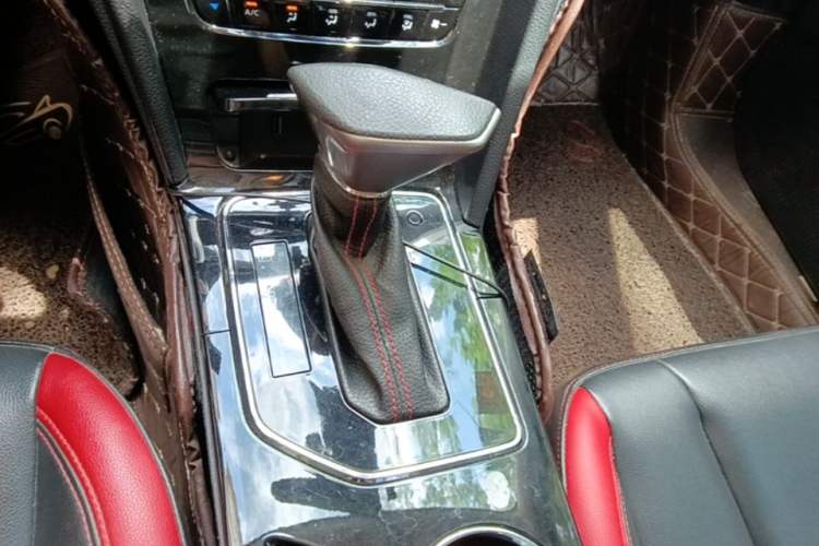 Used Venucia D60 2019 100 000 Honor 1.6L XL CVT Chenku Edition China VI Standard Gear Lever
