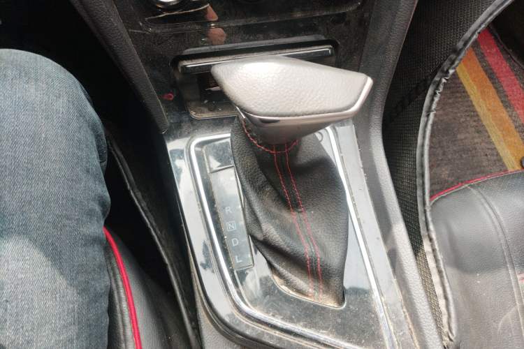 Used Venucia D60 2019 100 000-Yuan Glory 1.6L XE CVT Chenxiang Edition China VI Standard Gear Lever