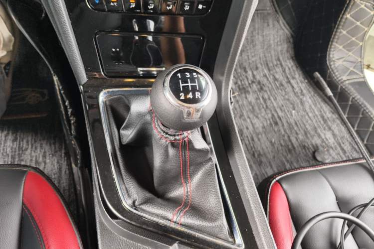 Used Venucia D60 2019 1.6L XL Manual SmartConnect Elite Edition Gear Lever