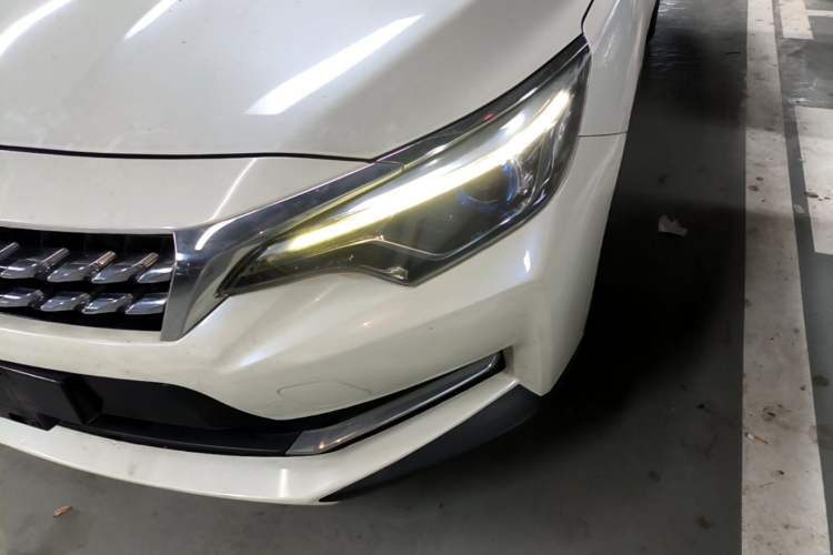 Used Venucia D60 2019 100 000 Glory 1.6L XL Manual Chenku Edition China VI Left Front Headlight