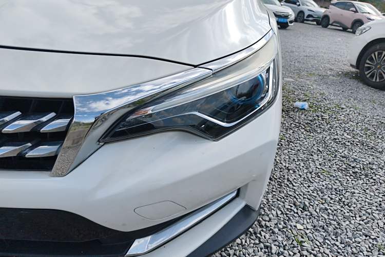 Used Venucia D60 2019 100 000 Honor 1.6L XL CVT Chenku Edition China VI Standard Left Front Headlight