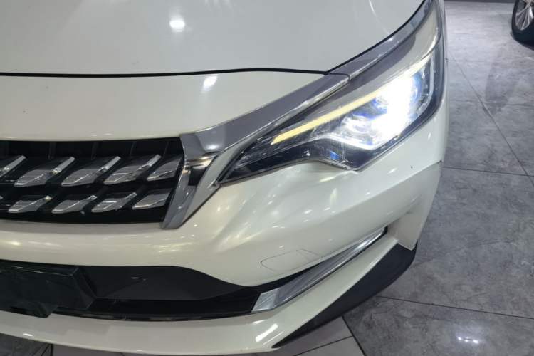 Used Venucia D60 2019 100 000 Honor 1.6L XL CVT Chenku Edition China V Standard Left Front Headlight