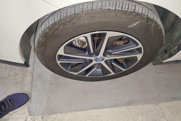 Used Venucia D60 2019 1.6L XL CVT Smart Connect Elite Edition Left Front Wheel Hub