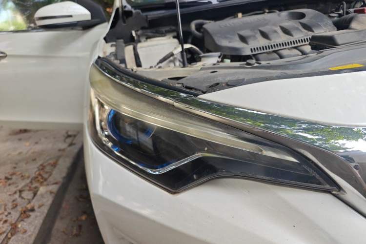 Used Venucia D60 2019 100 000 Honor 1.6L XL CVT Chenku Edition China VI Standard Right Front Headlight