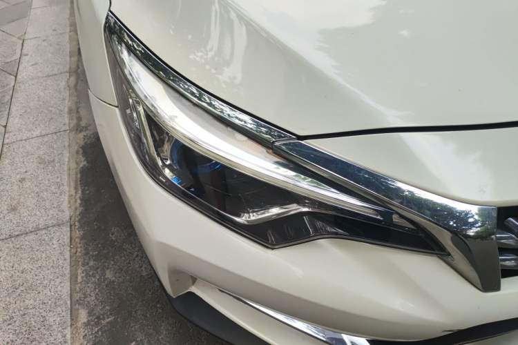 Used Venucia D60 2019 100 000 Honor 1.6L XL CVT Chenku Edition China VI Standard Right Front Headlight