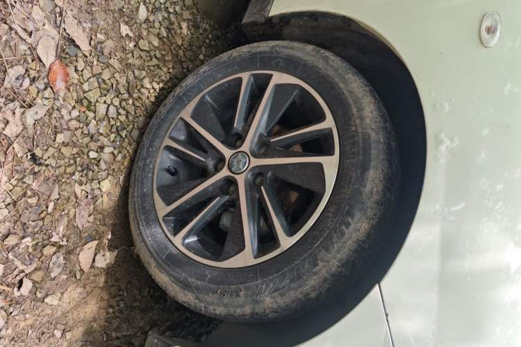Used Venucia D60 2019 100 000-Yuan Glory 1.6L Entry Manual ChenShang Edition China V Standard Right Front Wheel Hub