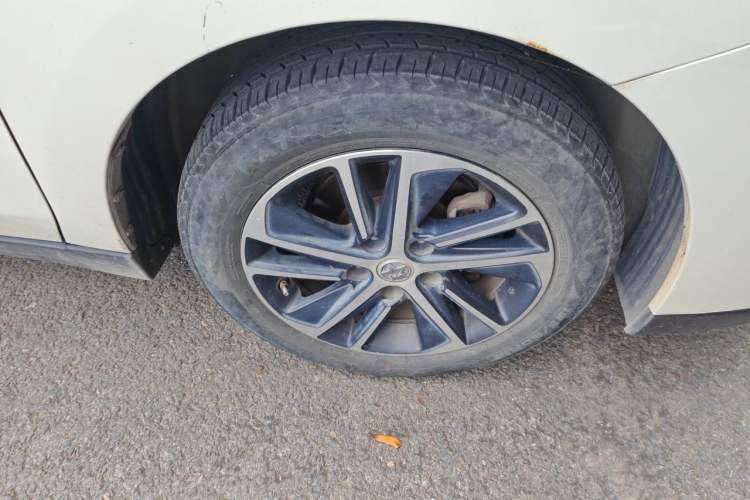 Used Venucia D60 2019 1.6L XL CVT Smart Connect Elite Edition Right Front Wheel Hub