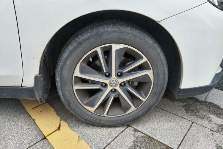 Used Venucia D60 2019 1.6L XL CVT Smart Connect Elite Edition Right Front Wheel Hub