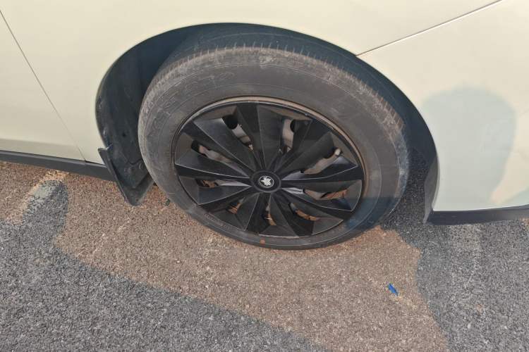 Used Venucia D60 2019 1.6L Entry Manual Fashion Edition Right Front Wheel Hub