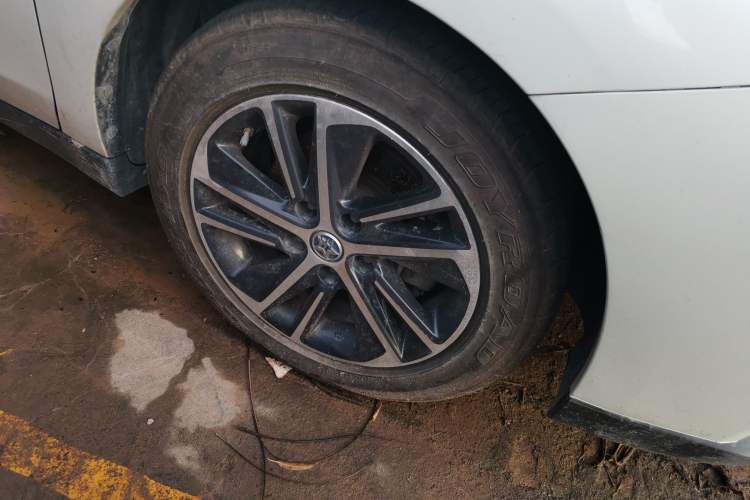 Used Venucia D60 2019 1.6L XL CVT Smart Connect Elite Edition Right Front Wheel Hub