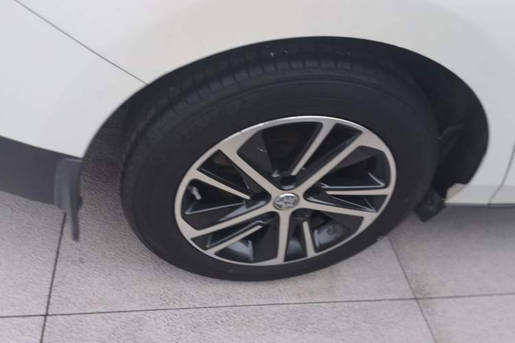 Used Venucia D60 2019 1.6L XL CVT Smart Connect Elite Edition Right Rear Wheel Hub