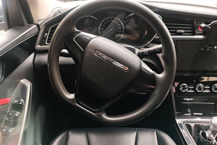 Used Venucia D60 2019 100 000-Yuan Glory 1.6L Entry Manual ChenShang Edition China V Standard Steering Wheel