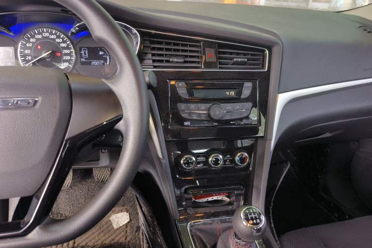 Used Venucia D60 2020 1.6L Entry Manual Comfort Edition Audio And AC Panel
