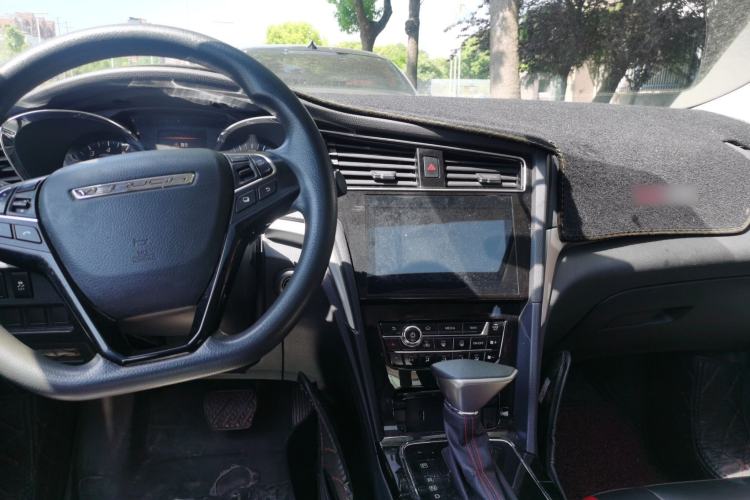Used Venucia D60 2020 1.6L XL CVT Enjoyment Edition Center Console