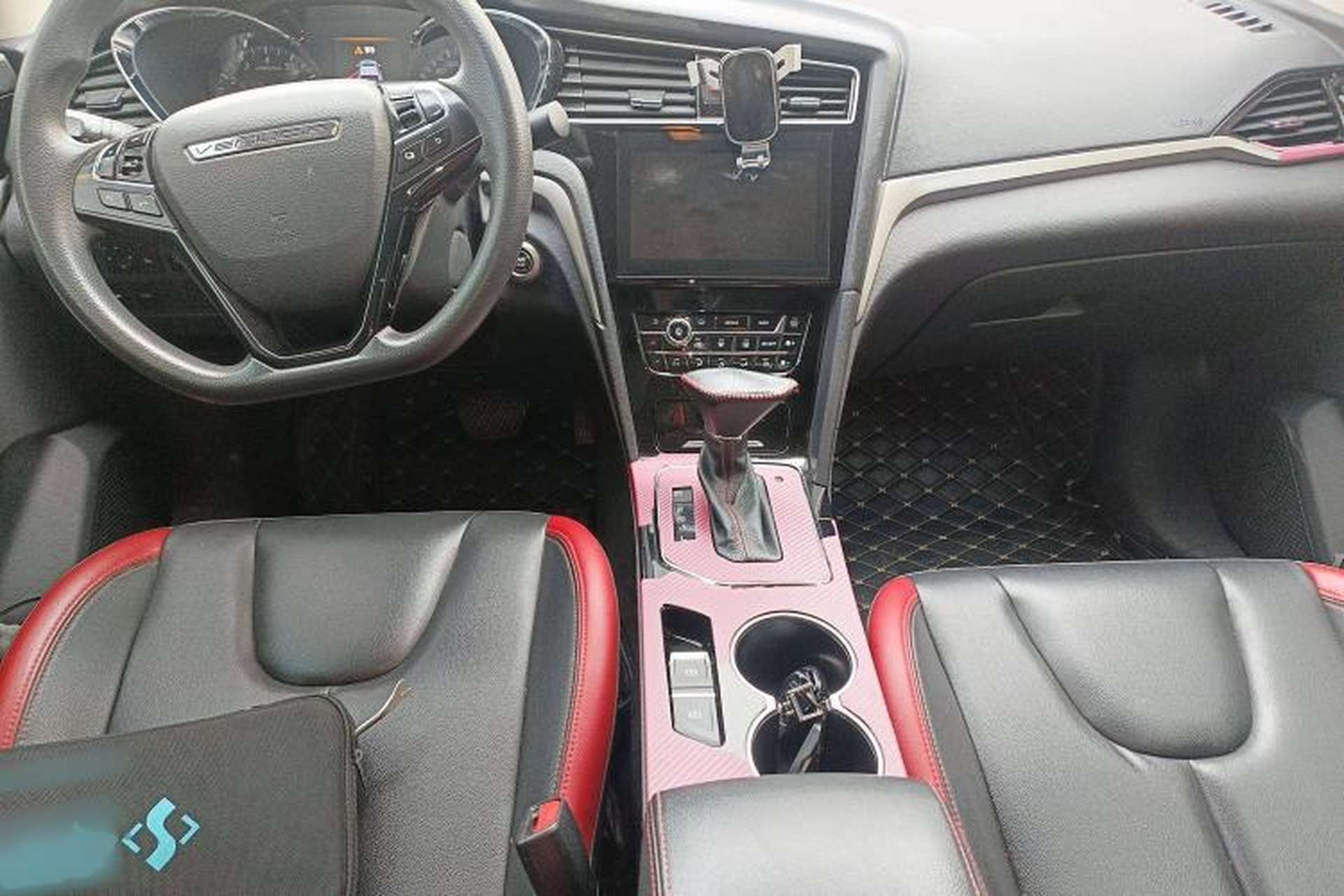 Used Venucia D60 2020 1.6L XL CVT Enjoyment Edition Center Console