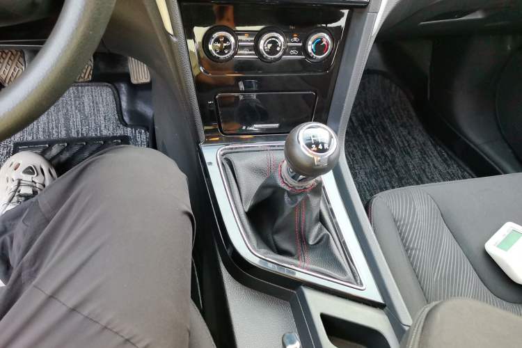 Used Venucia D60 2020 1.6L Entry Manual Comfort Edition Gear Lever