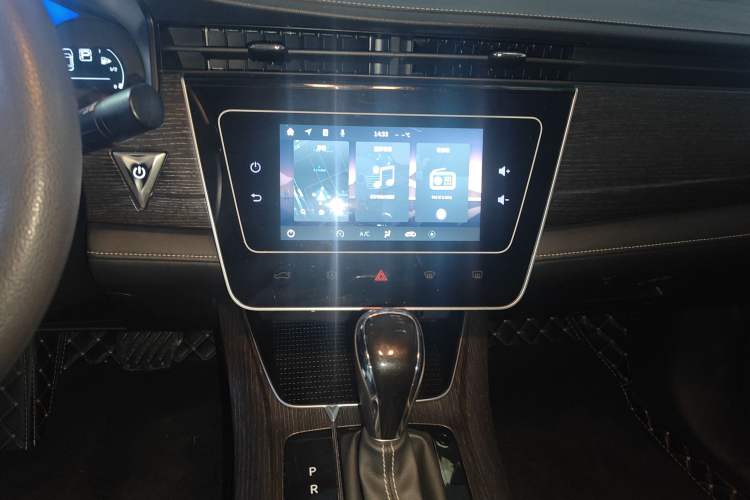 Used Venucia D60 2021 PLUS 1.6L XL CVT Yue Ling Edition Audio And AC Panel