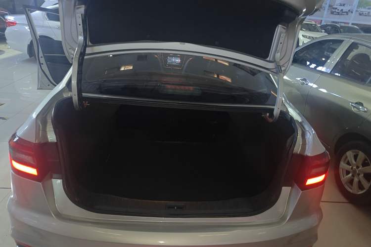 Used Venucia D60 2021 PLUS 1.6L XL CVT Yue Ling Edition Trunk