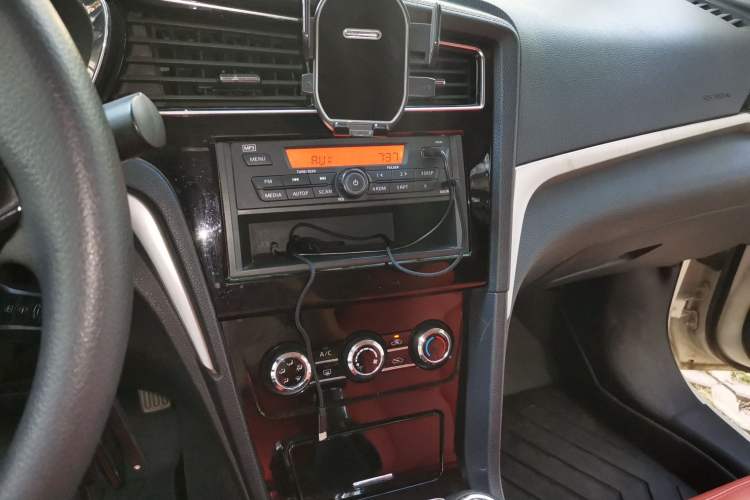 Used Venucia D60 2021 1.6L Entry Manual Comfort Edition Audio And AC Panel