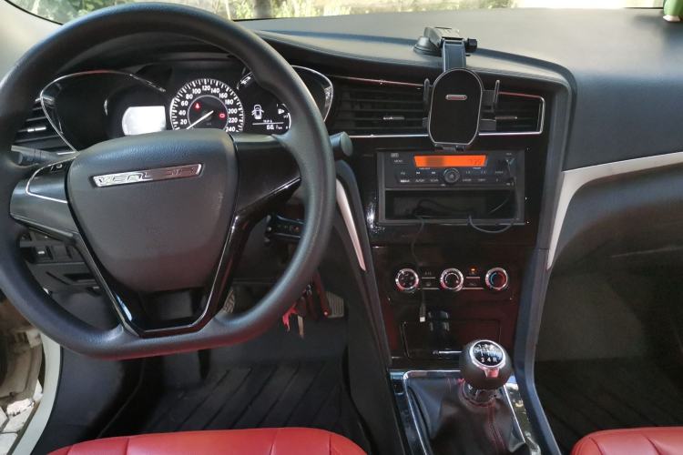 Used Venucia D60 2021 1.6L Entry Manual Comfort Edition Center Console