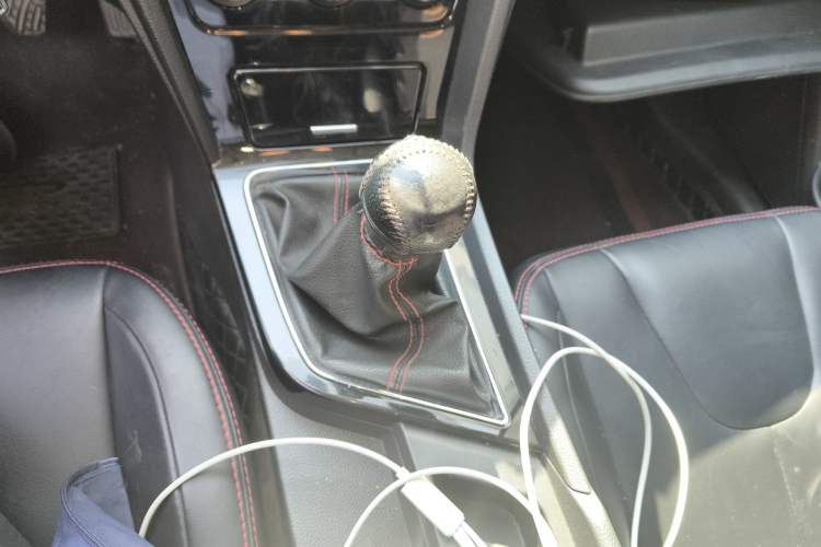 Used Venucia D60 2021 1.6L Entry Manual Comfort Edition Gear Lever
