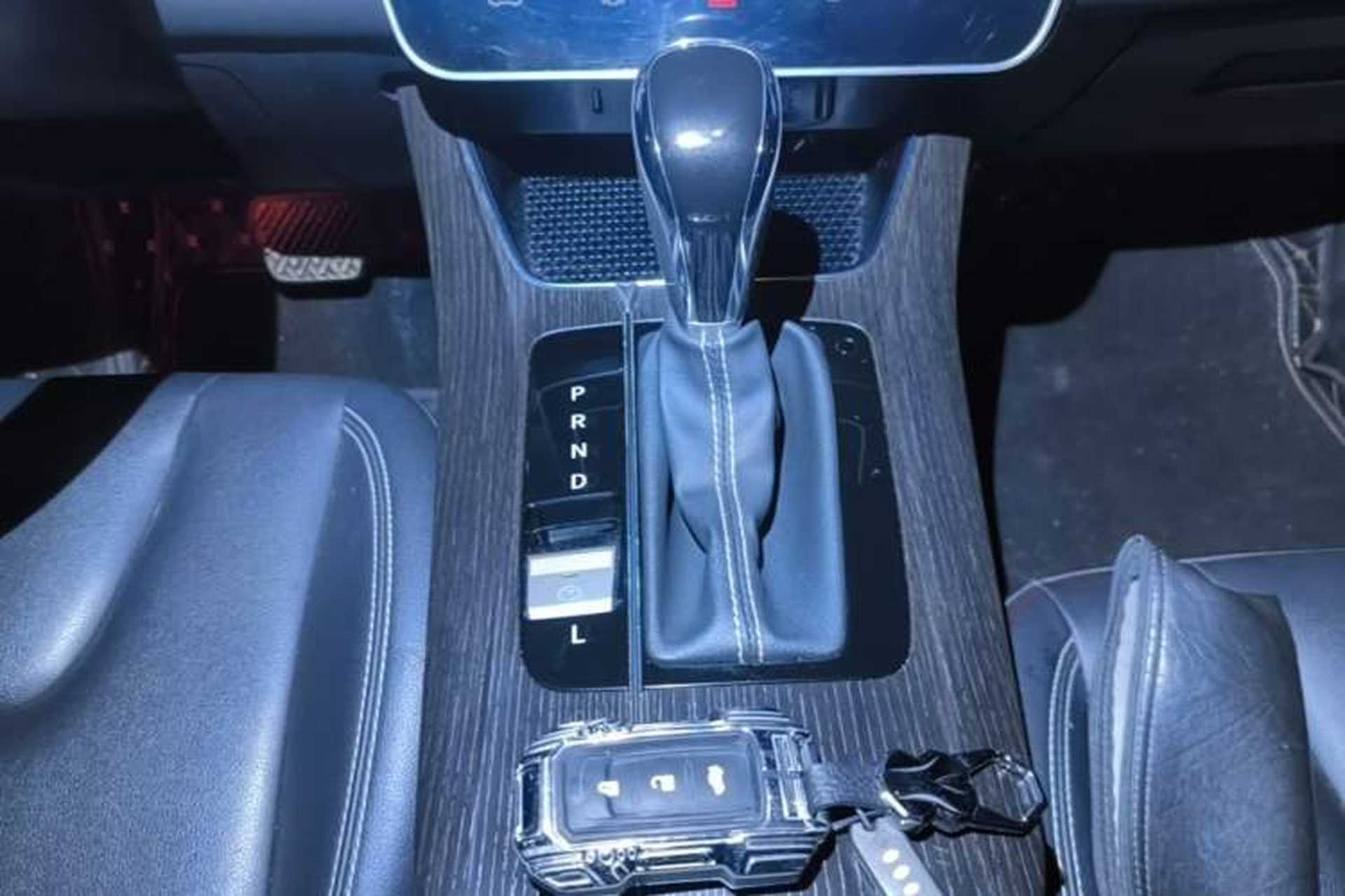 Used Venucia D60 2021 PLUS 1.6L XL CVT Yue Ling Edition Gear Lever