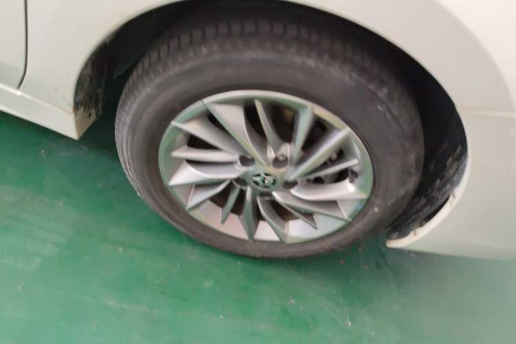Used Venucia D60 2021 PLUS 1.6L XL CVT Yue Ling Edition Right Front Wheel Hub