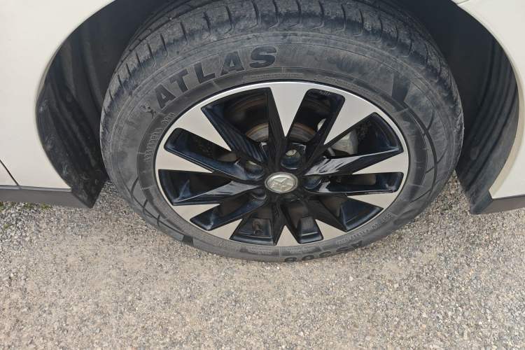 Used Venucia D60 2021 1.6L Entry Manual Comfort Edition Right Front Wheel Hub