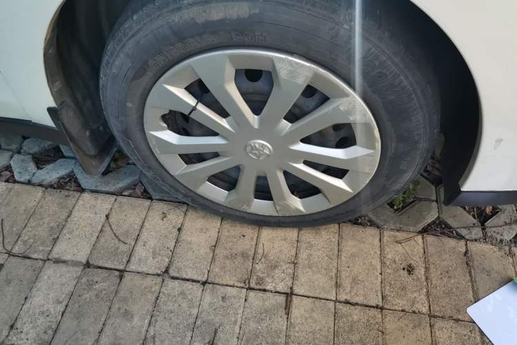 Used Venucia D60 2021 1.6L Entry Manual Comfort Edition Right Front Wheel Hub