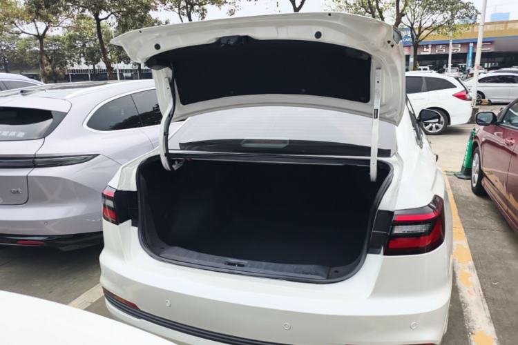 Used Venucia D60 2021 PLUS 1.6L XL CVT Yue Ling Edition Trunk
