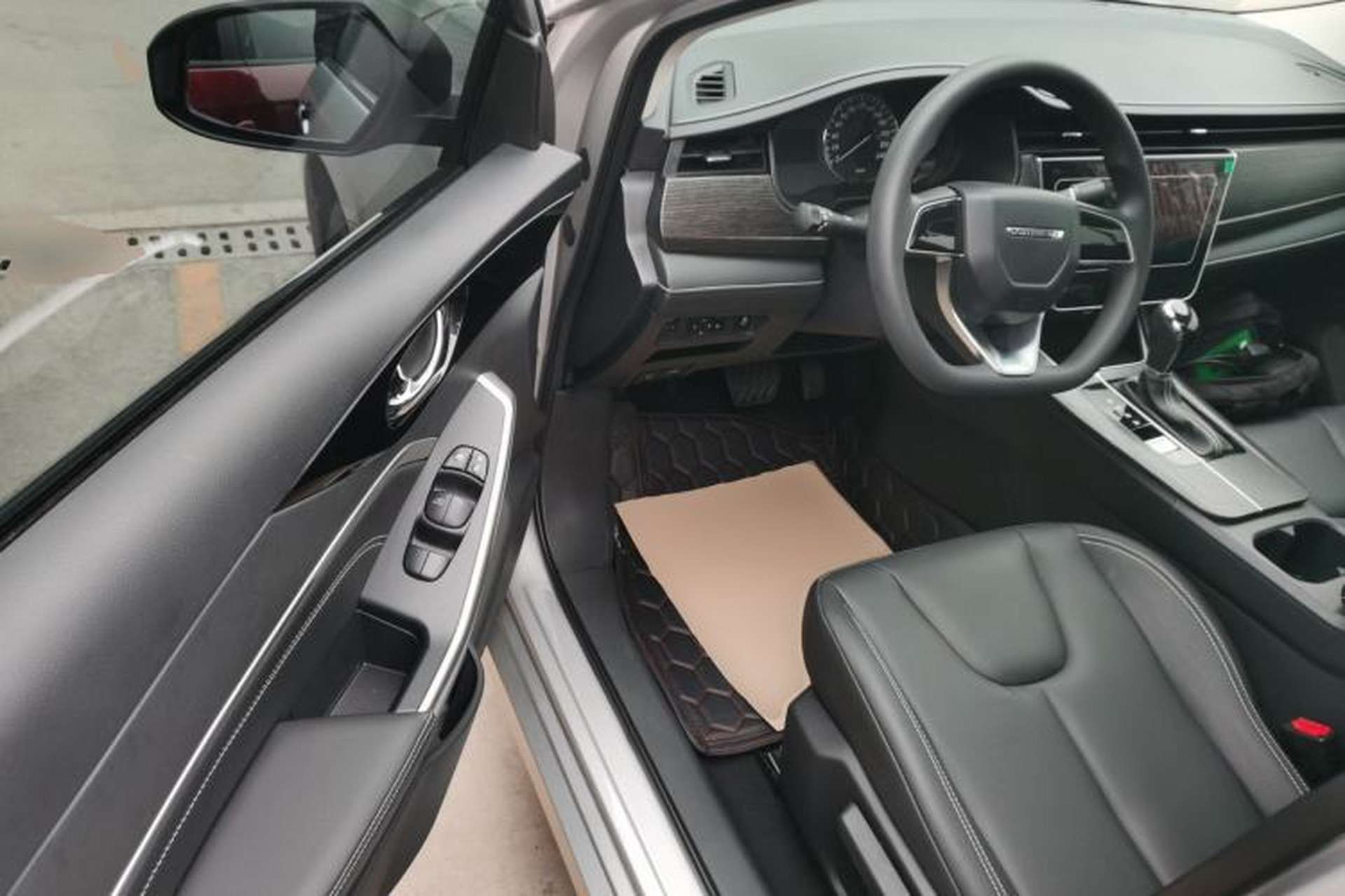Used Venucia D60 2023 PLUS 1.6L XL CVT Yue Ling Edition Interior 3