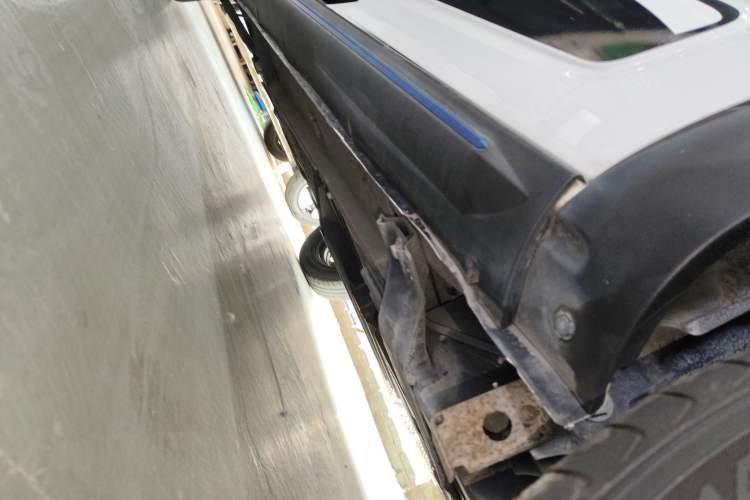 Used Venucia e30 2020 Elite Version Left Side Sill