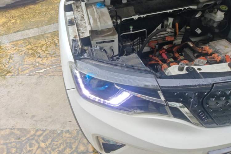 Used Venucia e30 2020 Elite Version Right Front Headlight