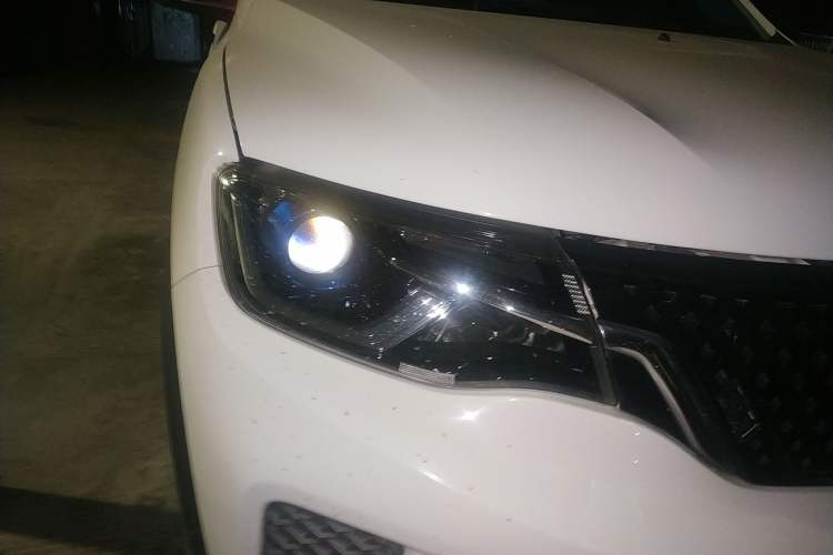 Used Venucia e30 2020 Elite Edition Right Front Headlight