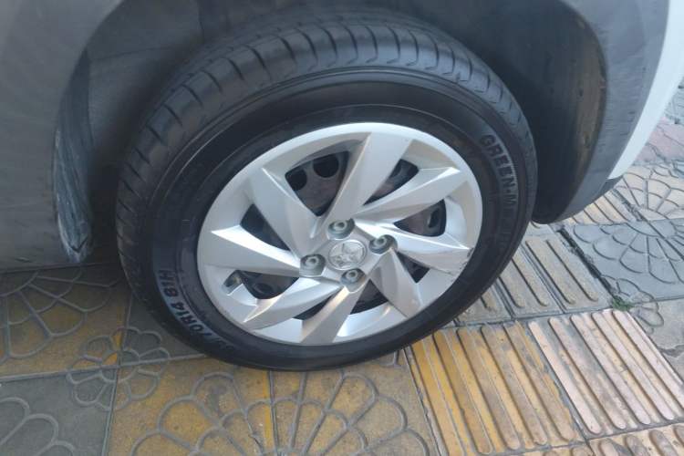 Used Venucia e30 2020 Elite Edition Right Front Wheel Hub