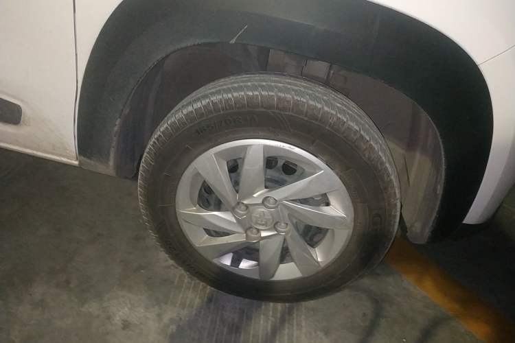 Used Venucia e30 2020 Elite Edition Right Front Wheel Hub