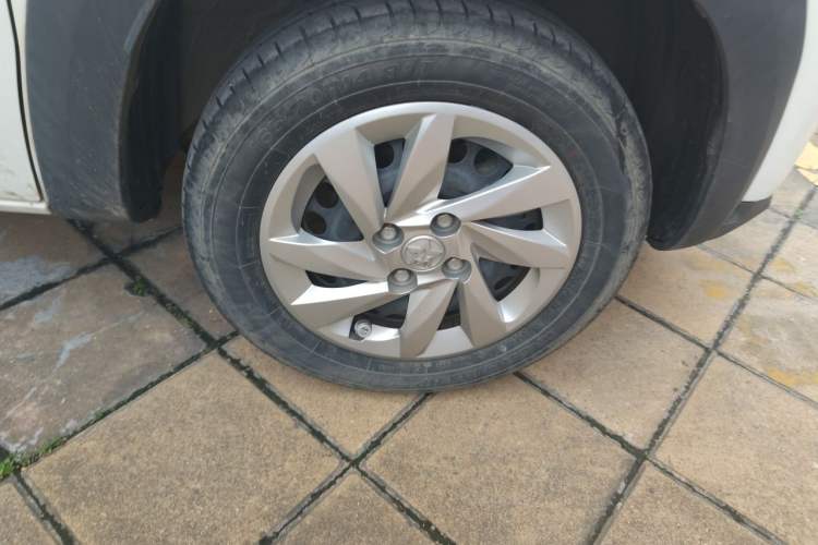 Used Venucia e30 2020 Elite Edition Right Front Wheel Hub