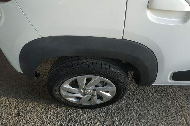 Used Venucia e30 2020 Elite Edition Right Rear Wheel Hub